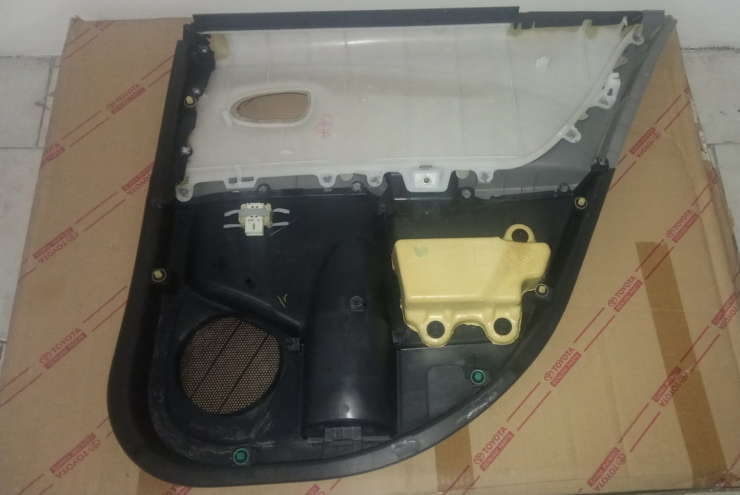 Tapiceria Puerta Trasera Izquierda Original para Yaris
