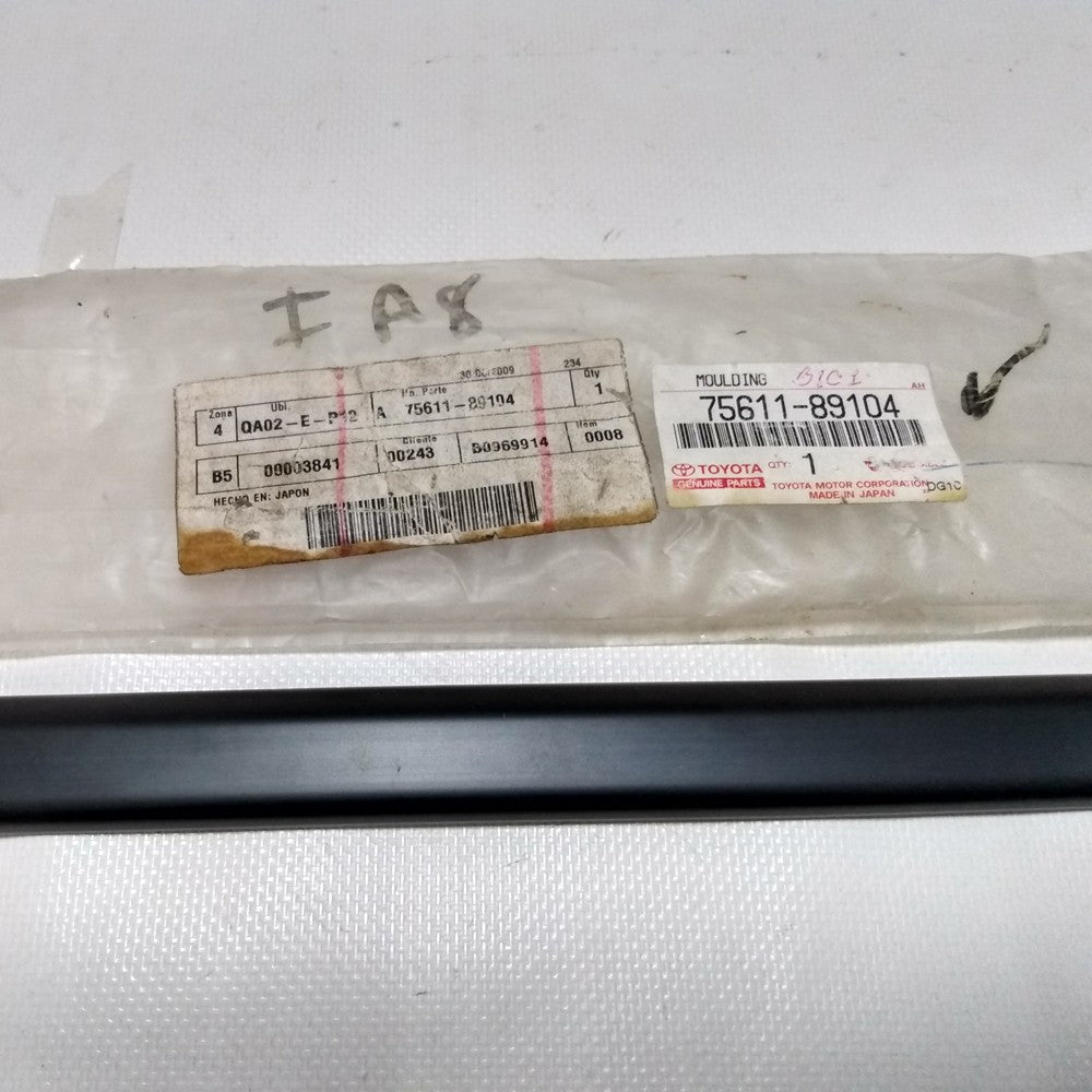 Moldura Platina Derecha Cabina Simple para Hilux