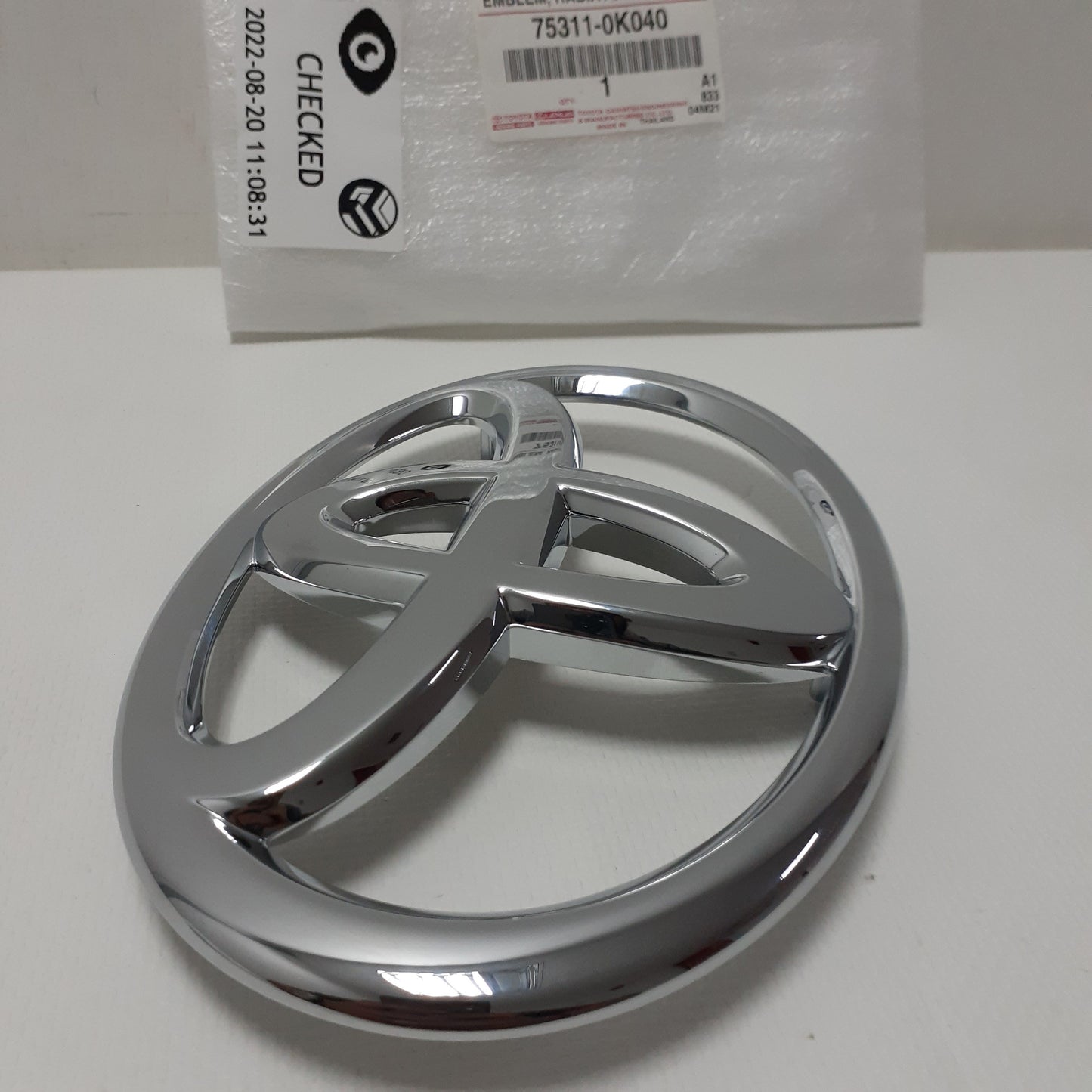 EMBLEMA O LOGO DE PARRILLA DELANTERA FORTUNER 2012-2015