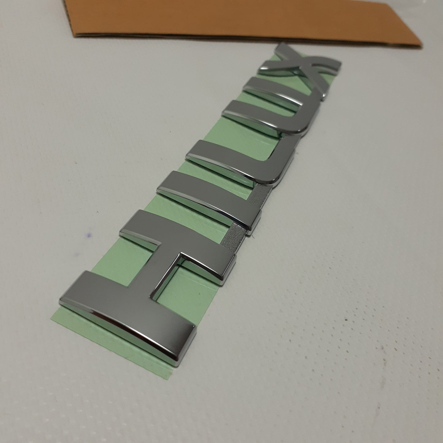EMBLEMA O PALABRA "HILUX" PARA PUERTA Y COMPUERTA DE HILUX