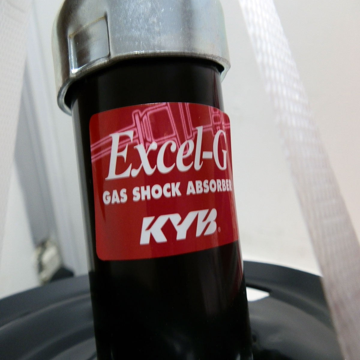 AMORTIGUADORES DELANTEROS MARCA KYB PARA YARIS 2006-2008