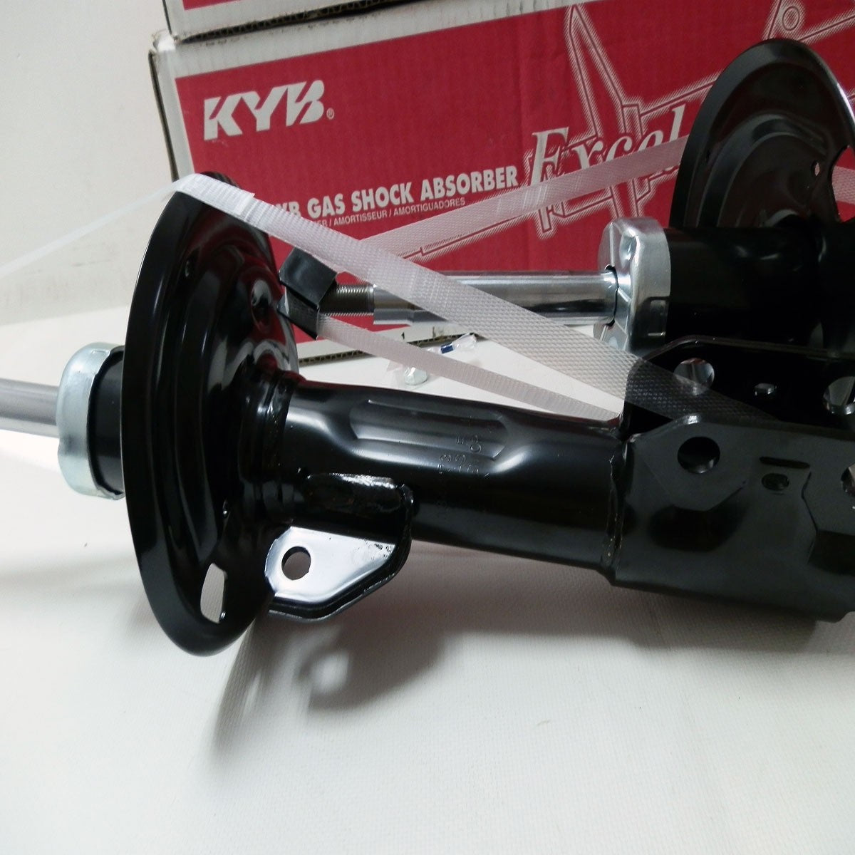 AMORTIGUADORES DELANTEROS MARCA KYB PARA YARIS 2006-2008