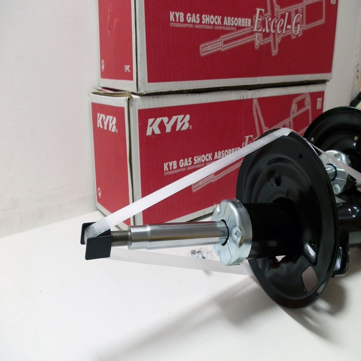 AMORTIGUADORES DELANTEROS MARCA KYB PARA YARIS 2006-2008