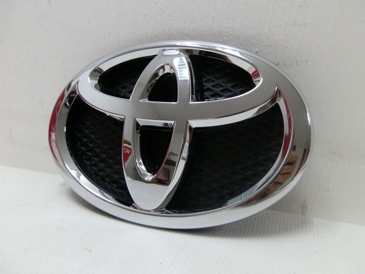 EMBLEMA PARRILLA DELANTERO YARIS 2006-2008