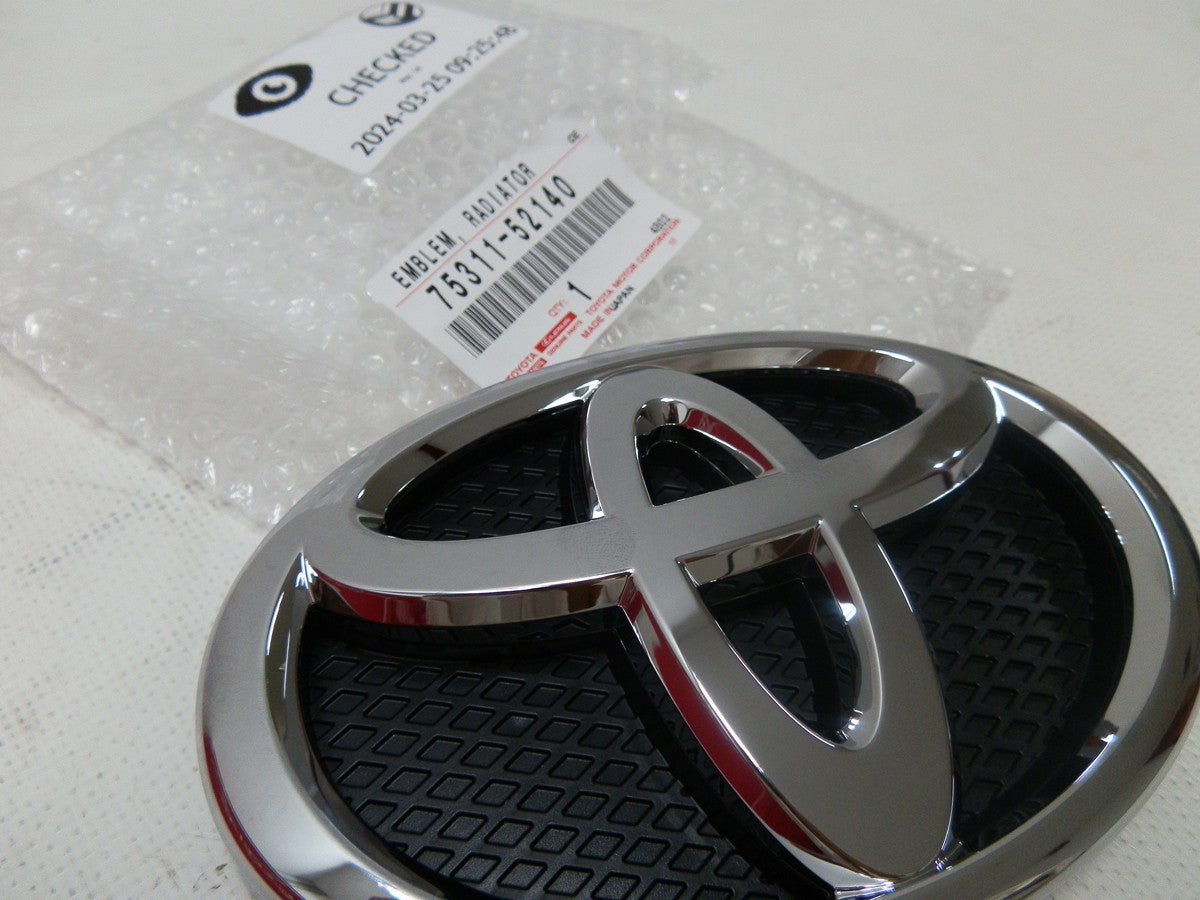 EMBLEMA PARRILLA DELANTERO YARIS 2006-2008