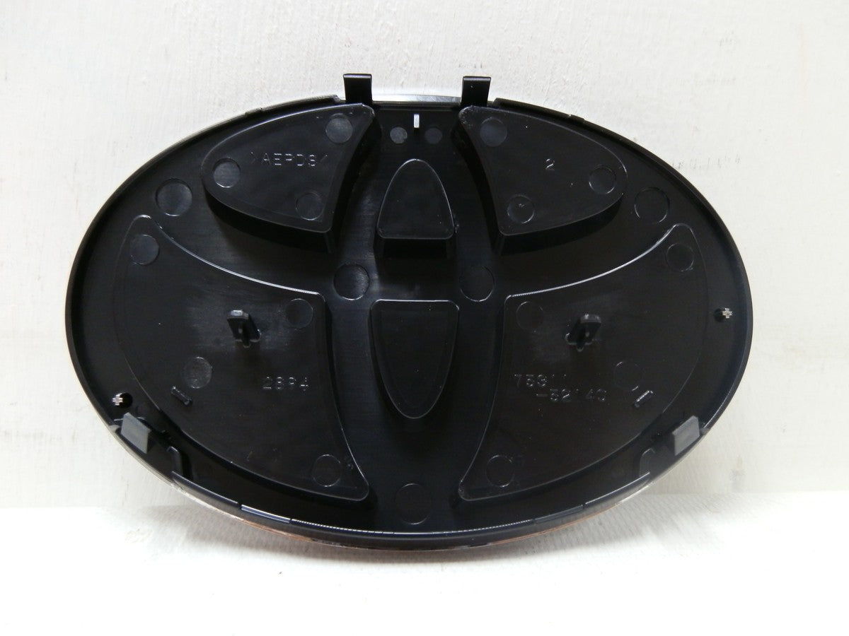 EMBLEMA PARRILLA DELANTERO YARIS 2006-2008