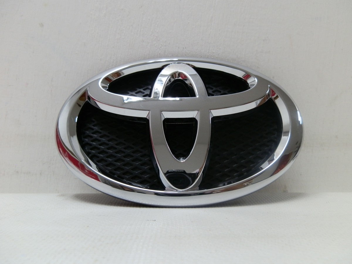 EMBLEMA PARRILLA DELANTERO YARIS 2006-2008