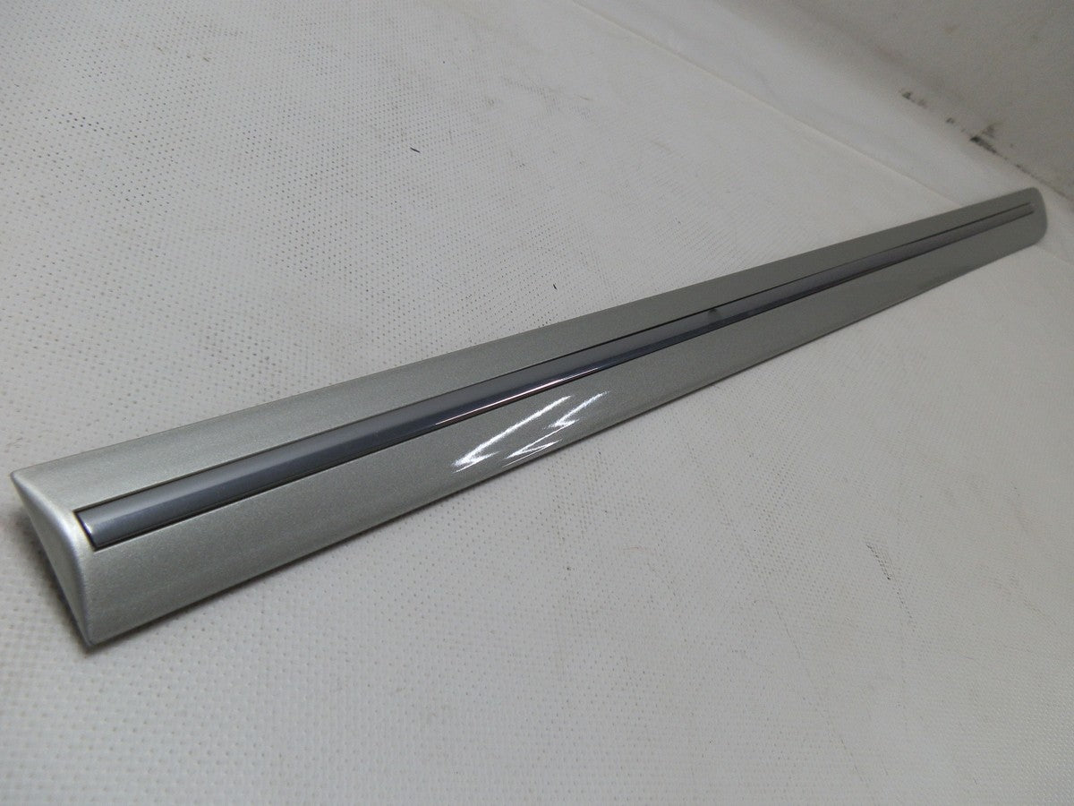 MOLDURA PLATINA PUERTA TRASERA IZQUIERDA CAMRY 02-04