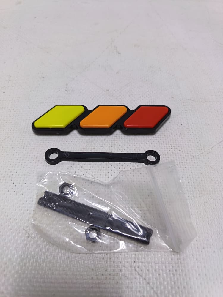 EMBLEMA TRICOLOR TOYOTA TRD DE PARRILLA